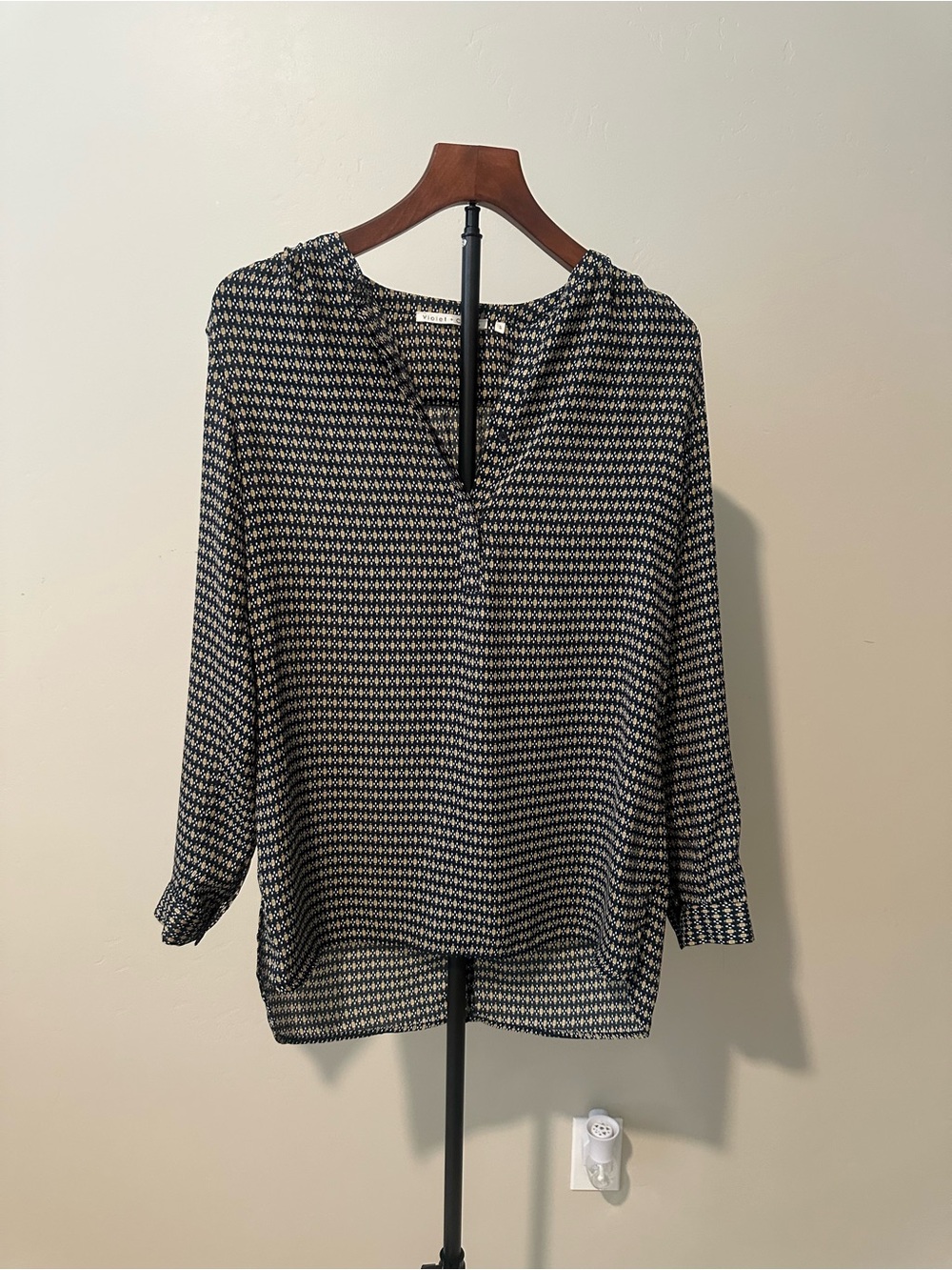 Violet & Claire Navy and White Geometric V-Neck Blouse